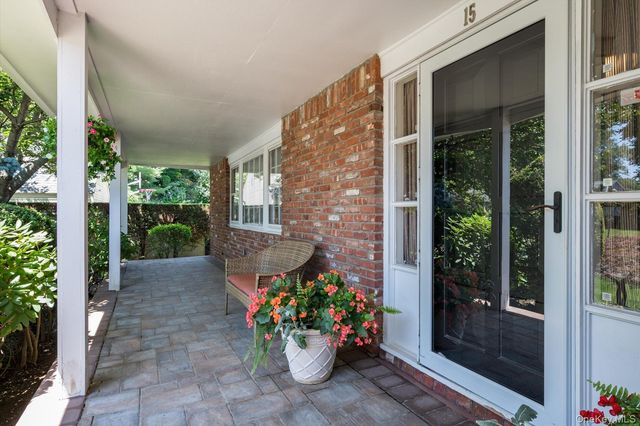 15 Huber Court, Rockville Centre, NY 11570