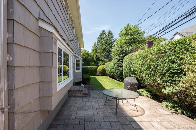 15 Huber Court, Rockville Centre, NY 11570