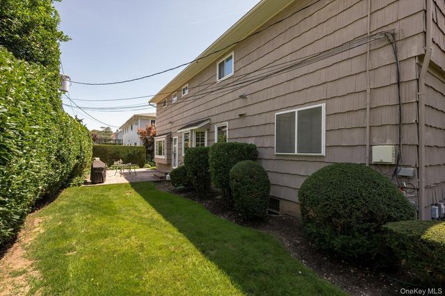 15 Huber Court, Rockville Centre, NY 11570