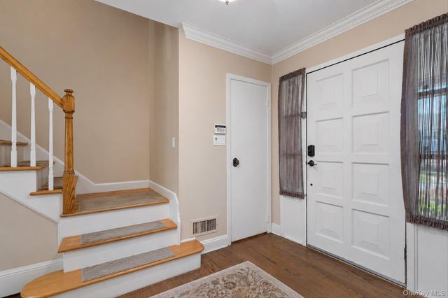 15 Huber Court, Rockville Centre, NY 11570