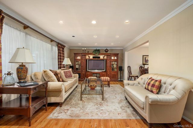 15 Huber Court, Rockville Centre, NY 11570