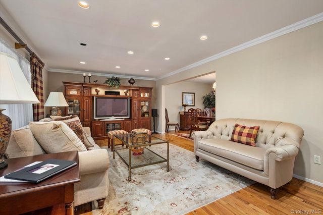 15 Huber Court, Rockville Centre, NY 11570