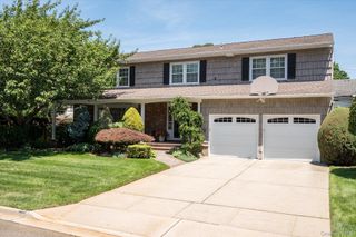 15 Huber Court, Rockville Centre, NY 11570