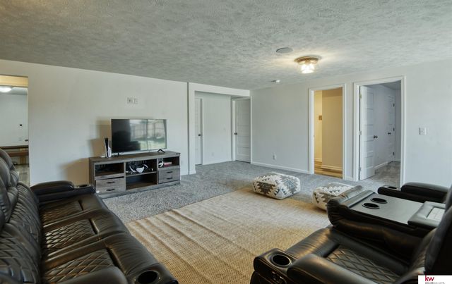 20459 C Street, Omaha, NE 68022