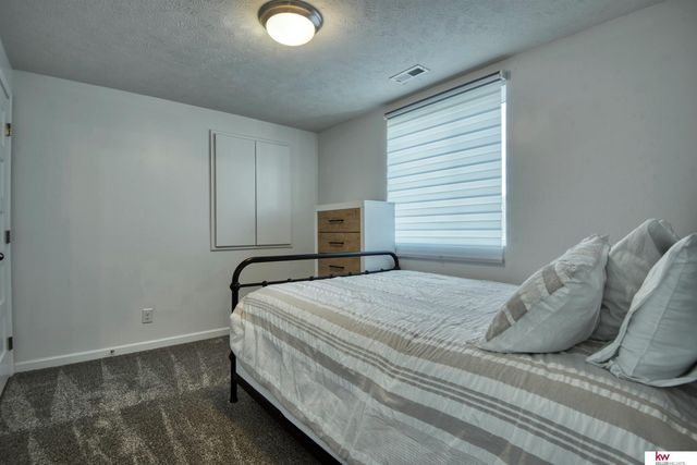 20459 C Street, Omaha, NE 68022