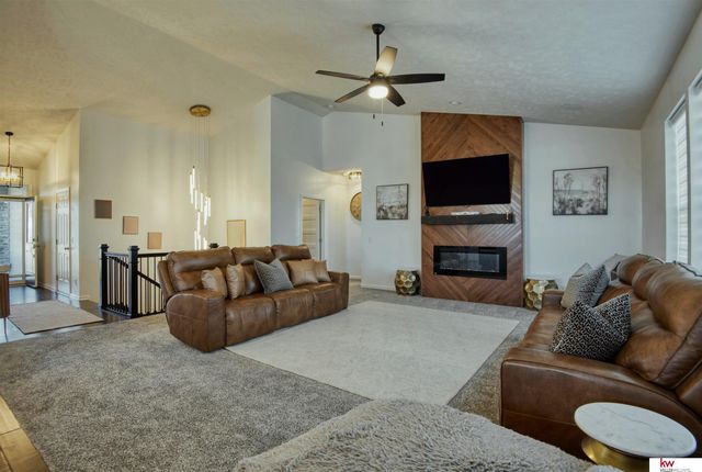 20459 C Street, Omaha, NE 68022