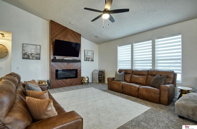 20459 C Street, Omaha, NE 68022