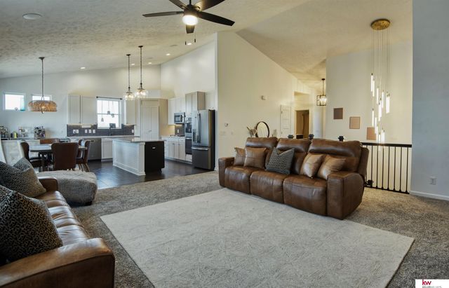 20459 C Street, Omaha, NE 68022