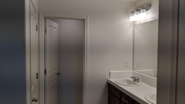 3075 Club Center Dr., Sacramento, CA 95835