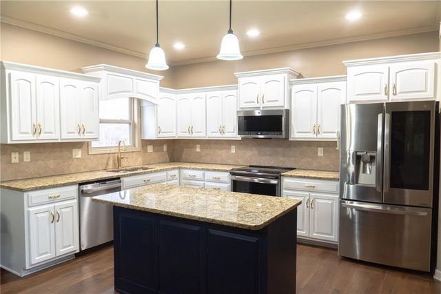 1329 SW MERRYMAN Drive, Lee's Summit, MO 64082