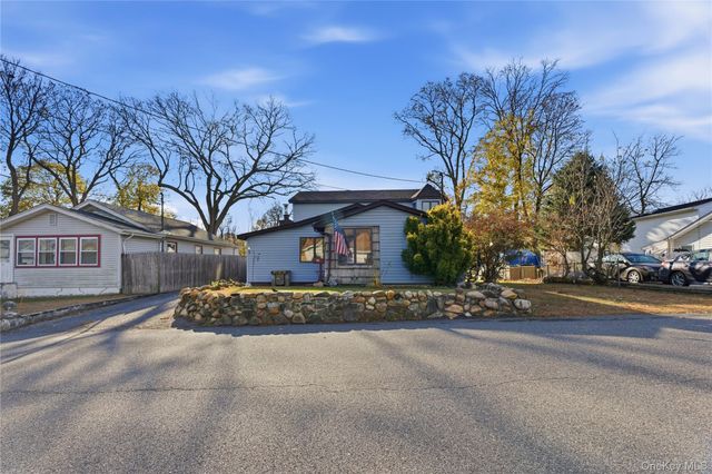 56 Eastview Road, Ronkonkoma, NY 11779