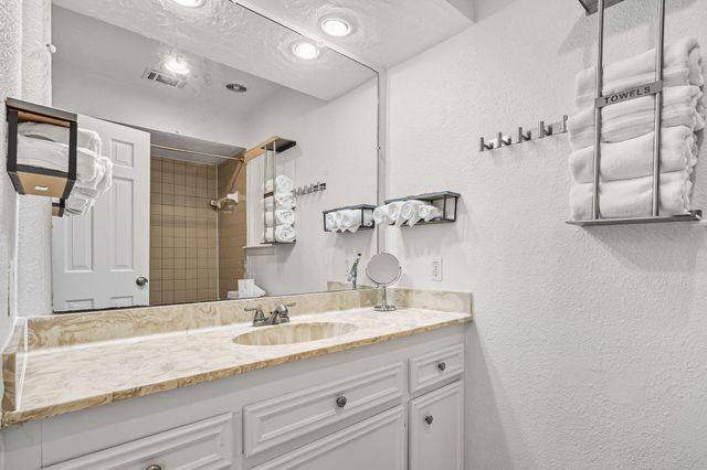 3902 Knollcrest Drive, Montgomery, TX 77356