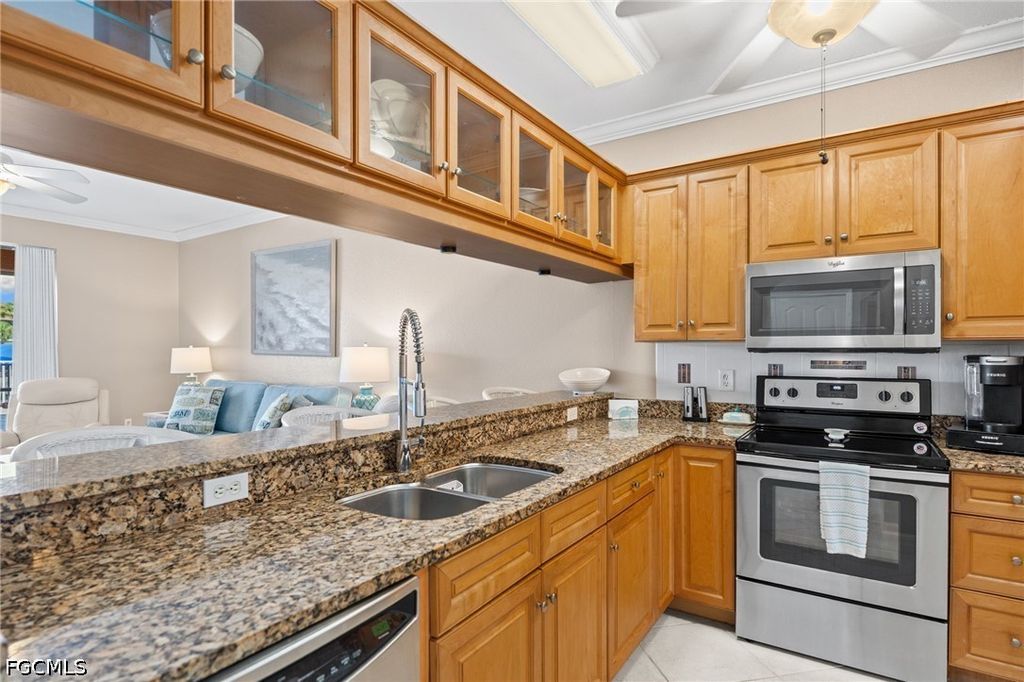 Image 18 of property listing at 4566 SE 5th PL 106, Cape Coral, FL 33904