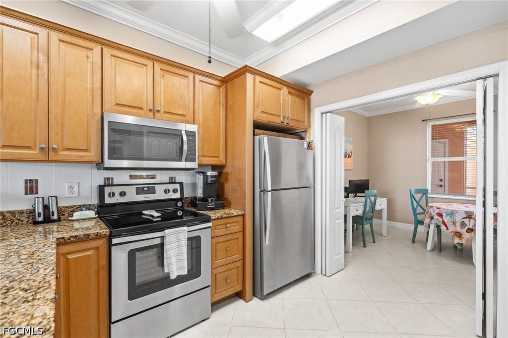 Image 20 of property listing at 4566 SE 5th PL 106, Cape Coral, FL 33904