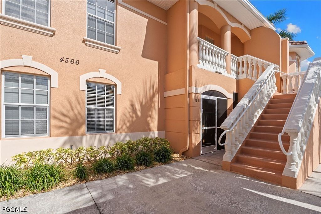 Image 3 of property listing at 4566 SE 5th PL 106, Cape Coral, FL 33904
