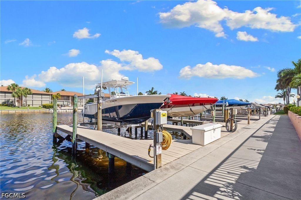 Image 35 of property listing at 4566 SE 5th PL 106, Cape Coral, FL 33904