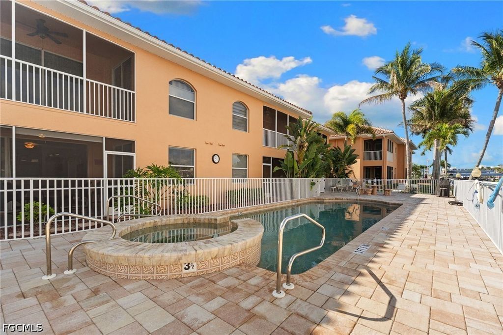 Image 40 of property listing at 4566 SE 5th PL 106, Cape Coral, FL 33904