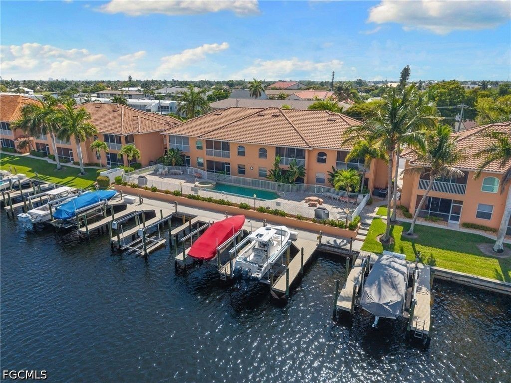 Image 49 of property listing at 4566 SE 5th PL 106, Cape Coral, FL 33904