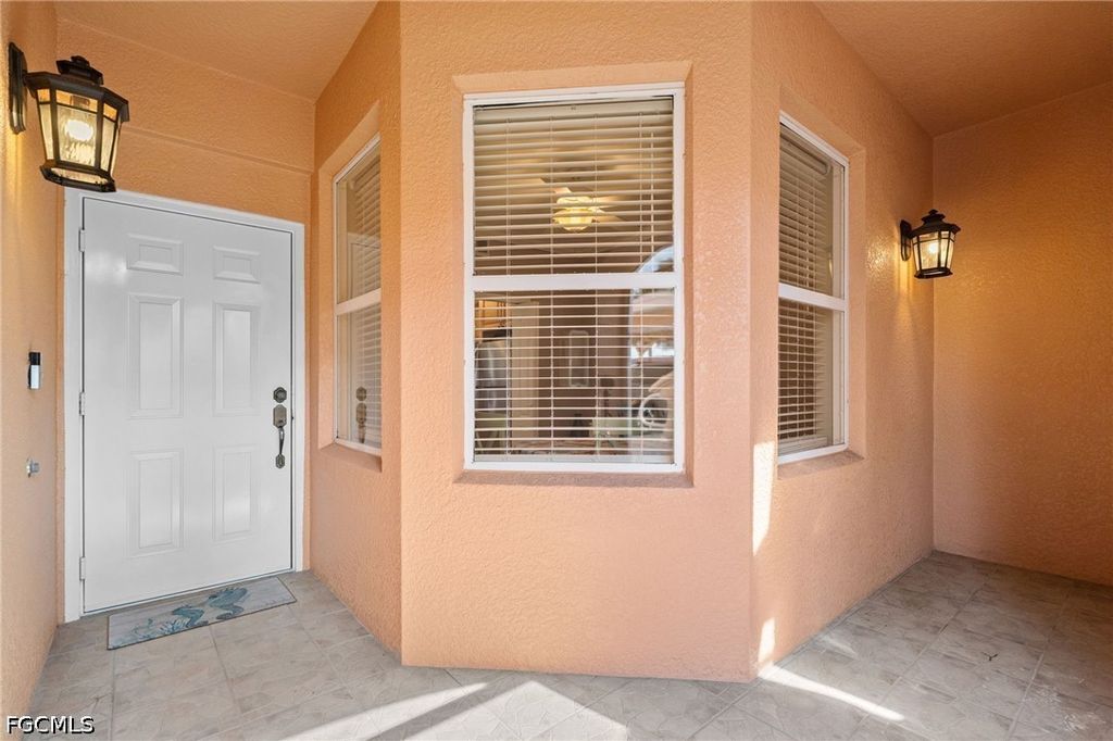 Image 5 of property listing at 4566 SE 5th PL 106, Cape Coral, FL 33904