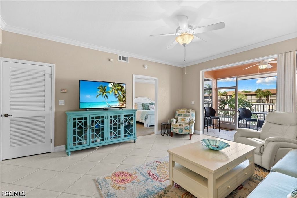 Image 8 of property listing at 4566 SE 5th PL 106, Cape Coral, FL 33904