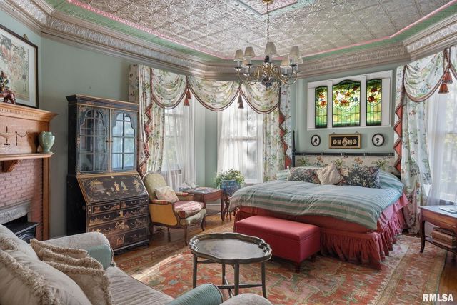 817 W 7TH Street, Davenport, IA 52802