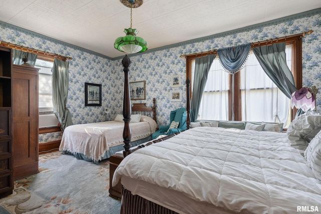 817 W 7TH Street, Davenport, IA 52802