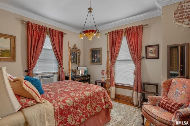 817 W 7TH Street, Davenport, IA 52802