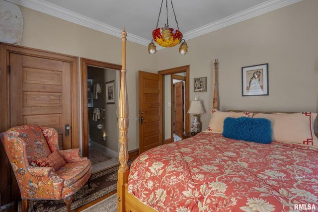 817 W 7TH Street, Davenport, IA 52802