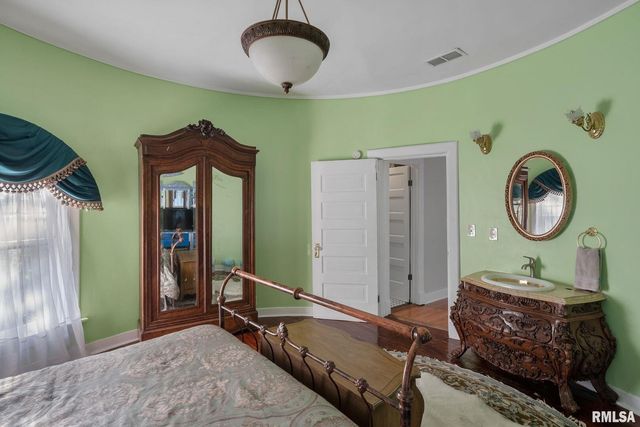 817 W 7TH Street, Davenport, IA 52802