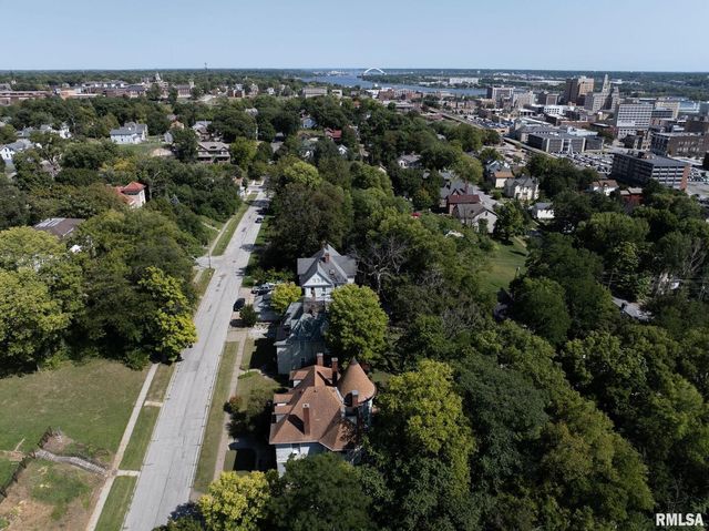 817 W 7TH Street, Davenport, IA 52802