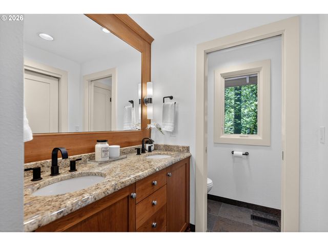 6 BERNINI Ct, Lake Oswego, OR 97035