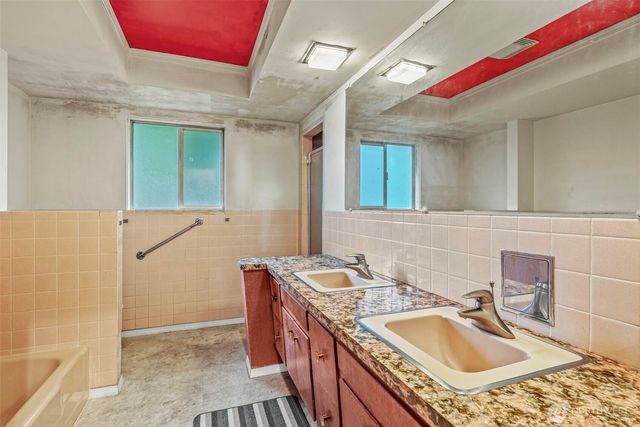 1241 Spruce Street, Longview, WA 98632