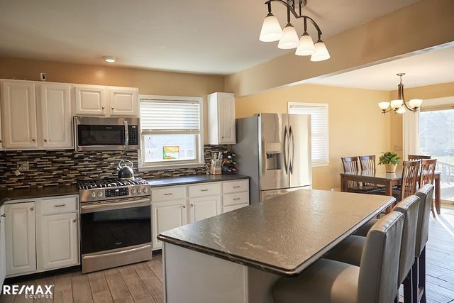 46855 Roselane Dr, Chesterfield Twp, MI 48047