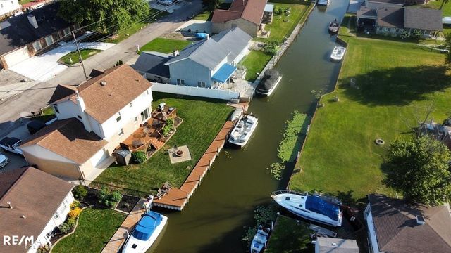 46855 Roselane Dr, Chesterfield Twp, MI 48047