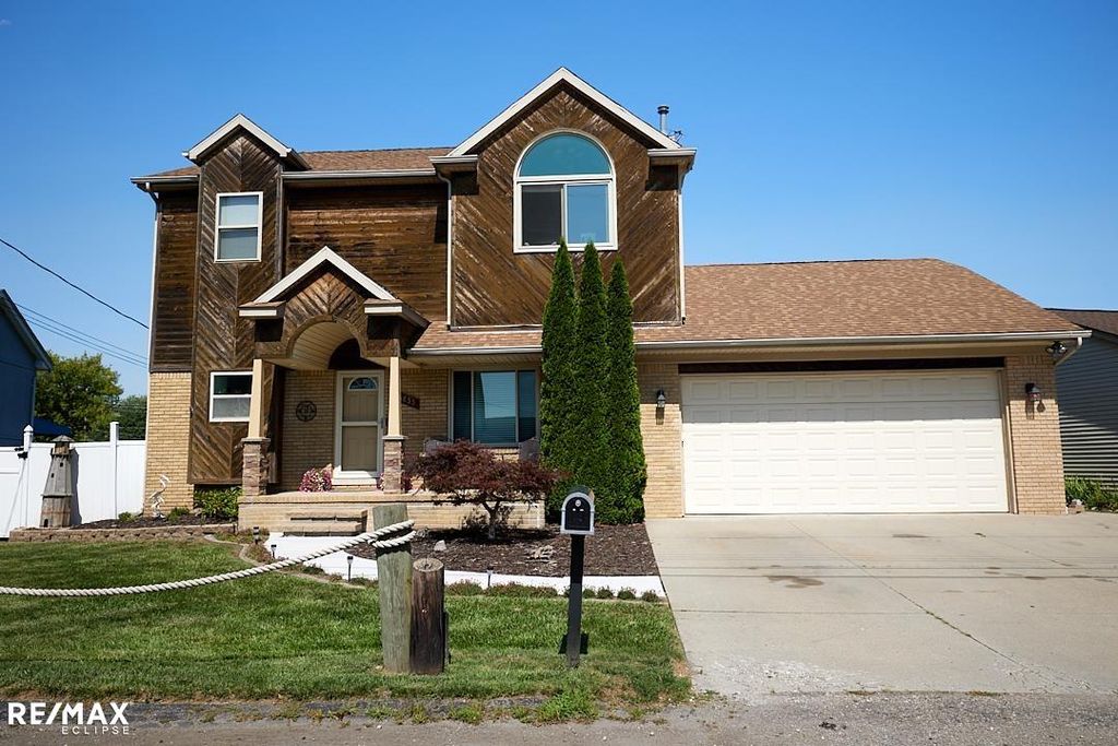 46855 Roselane Dr, Chesterfield Twp, MI 48047