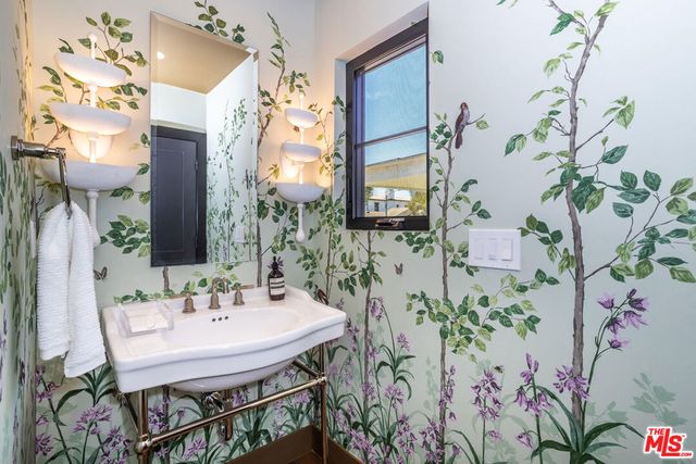 8671 Clifton Way, Beverly Hills, CA 90211