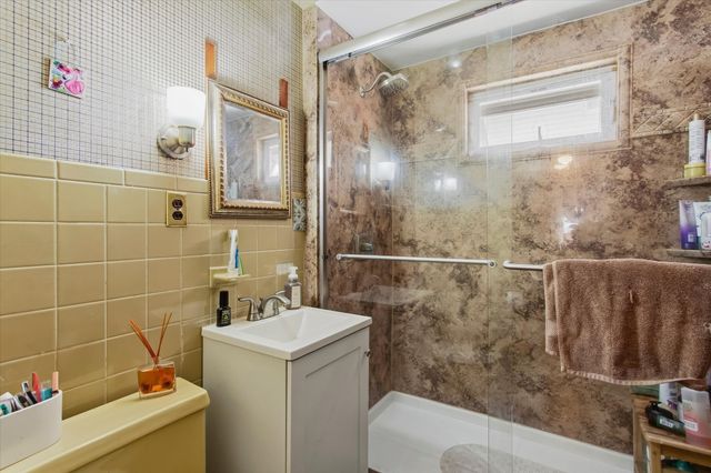 14 Beckert Ave, Revere, MA 02151