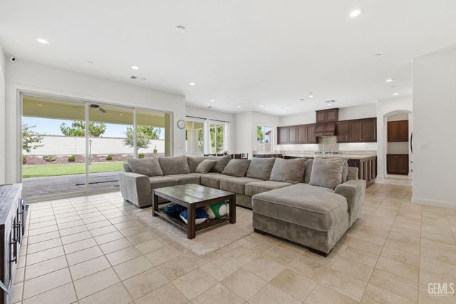 3910 Shelley Anne Way, Bakersfield, CA 93311