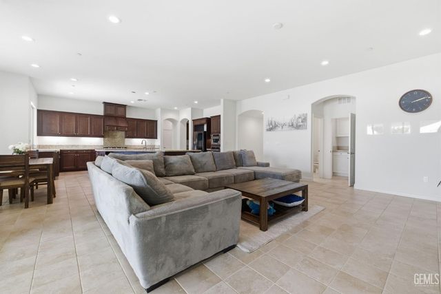 3910 Shelley Anne Way, Bakersfield, CA 93311