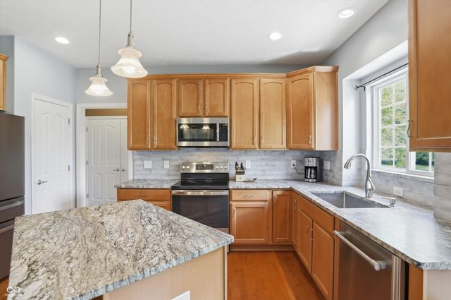 9449 Shadow Rock Circle, Zionsville, IN 46077