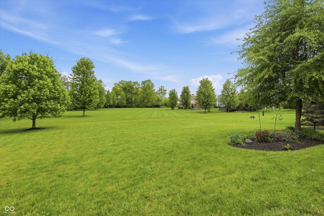 9449 Shadow Rock Circle, Zionsville, IN 46077