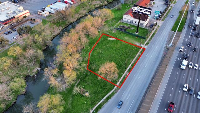 2636 North Freeway, Houston, TX 77009