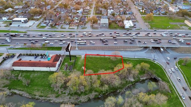 2636 North Freeway, Houston, TX 77009