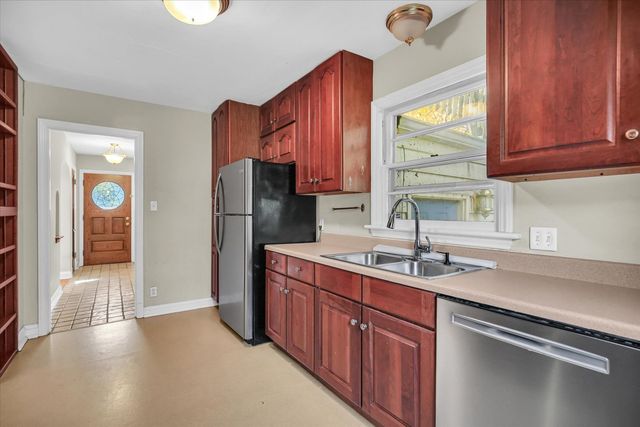 910 W SPRINGFIELD Avenue, Champaign, IL 61821