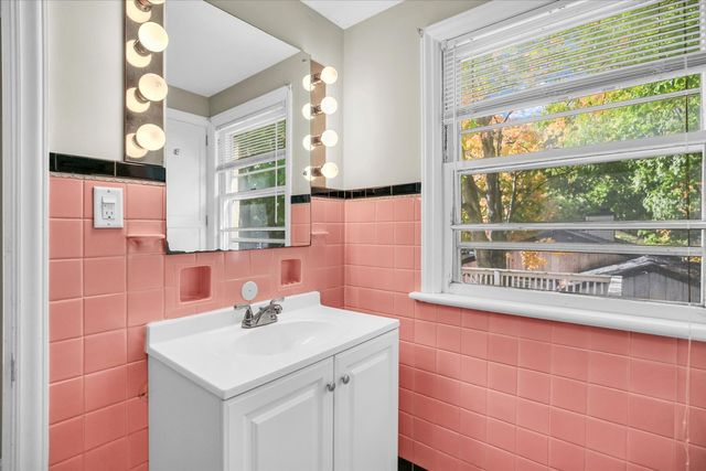 910 W SPRINGFIELD Avenue, Champaign, IL 61821