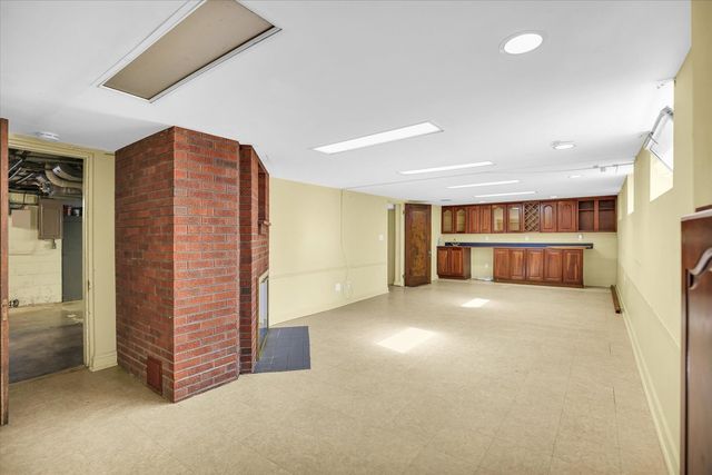 910 W SPRINGFIELD Avenue, Champaign, IL 61821