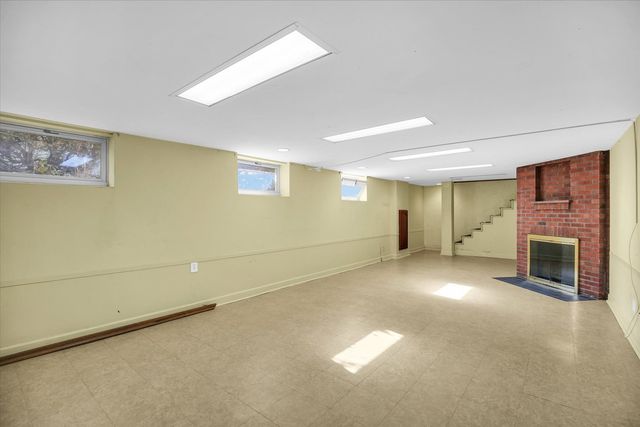 910 W SPRINGFIELD Avenue, Champaign, IL 61821