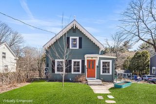 21 Cottage St, Medway, MA 02053