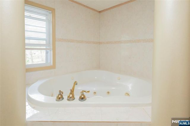 19 Coles Court, River Edge, NJ 07661