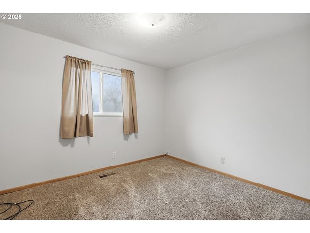 616 D St, Dallesport, WA 98617